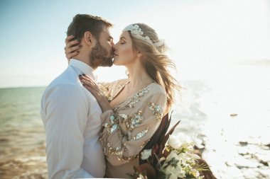Gelin çift üzerinde deniz kıyısı