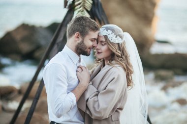 Gelin çift üzerinde deniz kıyısı