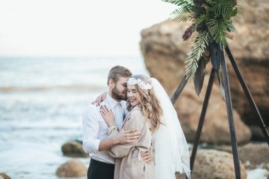 Gelin çift üzerinde deniz kıyısı