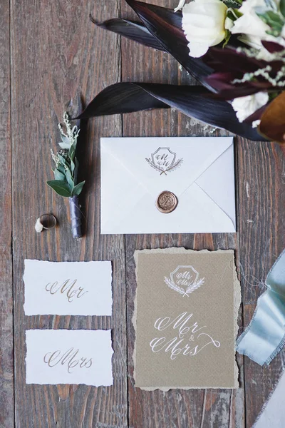 Hochzeitseinladungskarten und Blumenstrauß — Stockfoto