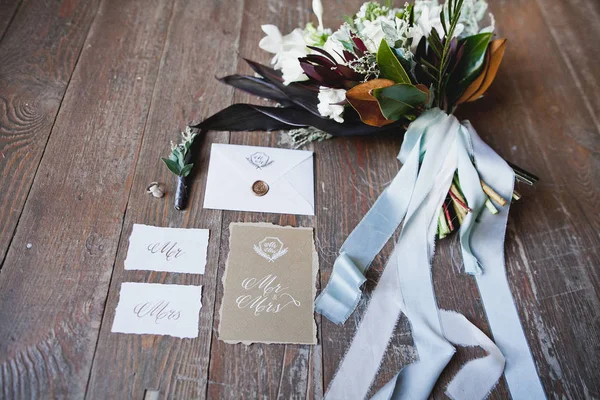 Wedding invitation cards and bouquet — Stock Photo, Image