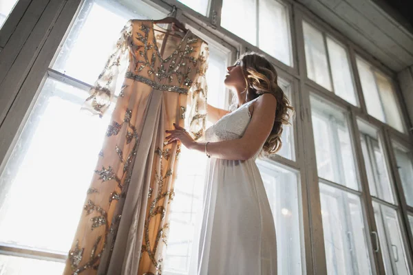 Menina com vestido de noiva — Fotografia de Stock