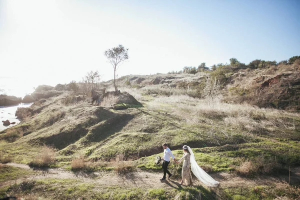Bruid paar aan kust — Stockfoto