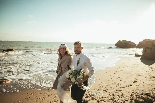 Couple de mariée sur le bord de mer — Photo