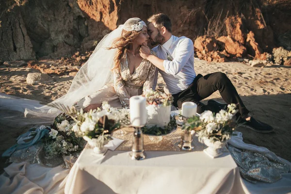 Genç güzel gelin çift sahilde