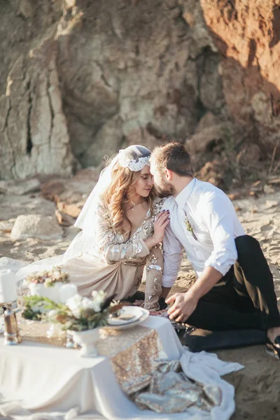 Fiatal gyönyörű menyasszony pár a strandon — Stock Fotó