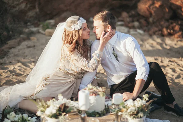 Jeune beau couple de mariée sur la plage — Photo