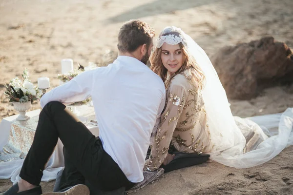 Fiatal gyönyörű menyasszony pár a strandon — Stock Fotó