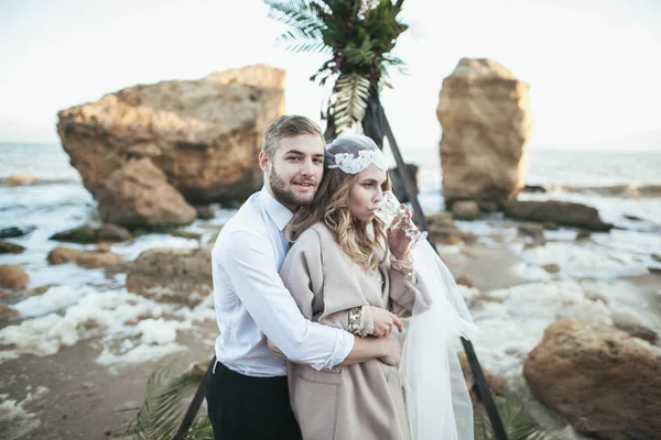 海岸の花嫁のカップル — ストック写真