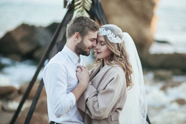 Couple de mariée sur le bord de mer — Photo