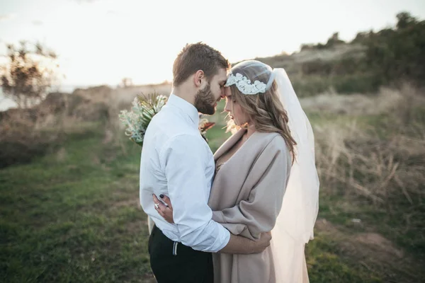 Pareja amorosa en coutryside — Foto de Stock