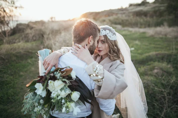 Pareja amorosa en coutryside — Foto de Stock