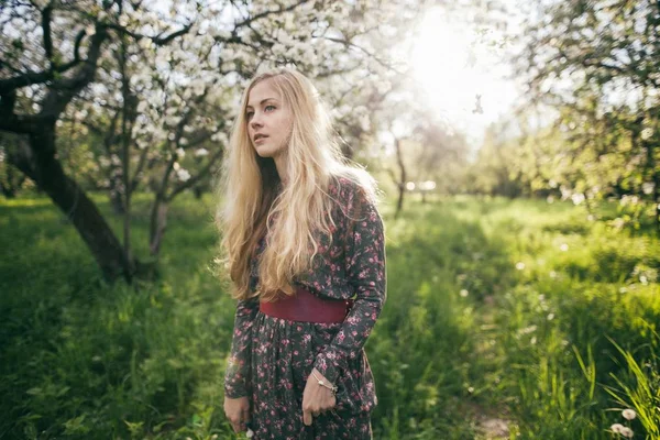 Bahar bahçe adlı genç kız — Stok fotoğraf