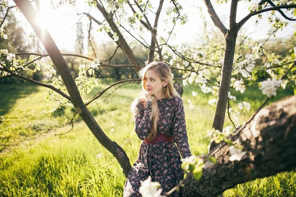 Bahar bahçe adlı genç kız — Stok fotoğraf