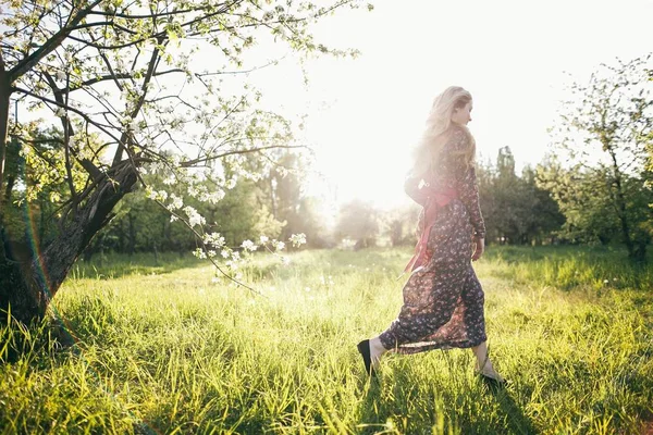 Ung flicka på vårträdgård — Stockfoto