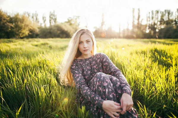 Güneşli çayır adlı genç kız