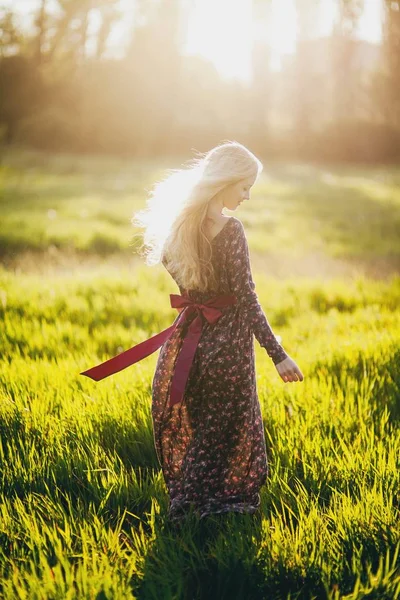 Jovem menina bonita no prado ensolarado — Fotografia de Stock