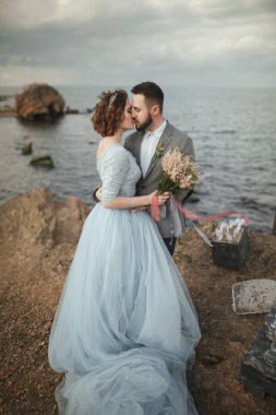 Gelin çift üzerinde deniz kıyısı