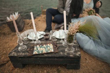 Gelin çift üzerinde deniz kıyısı