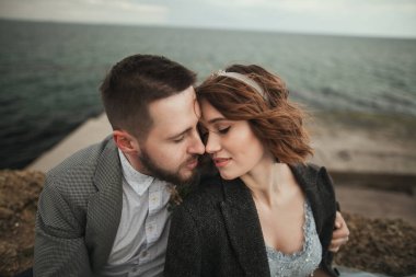 Gelin çift üzerinde deniz kıyısı