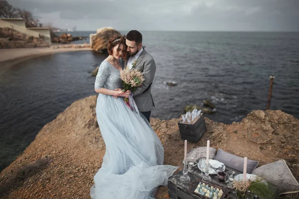 Couple de mariée sur le bord de mer — Photo