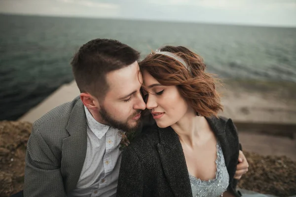 Gelin çift üzerinde deniz kıyısı