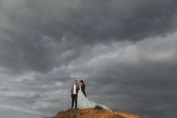 Bride couple on hill — Stock Photo, Image