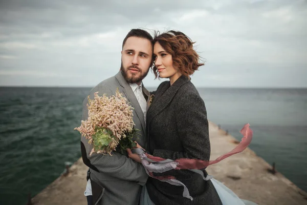 Couple de mariée sur jetée — Photo