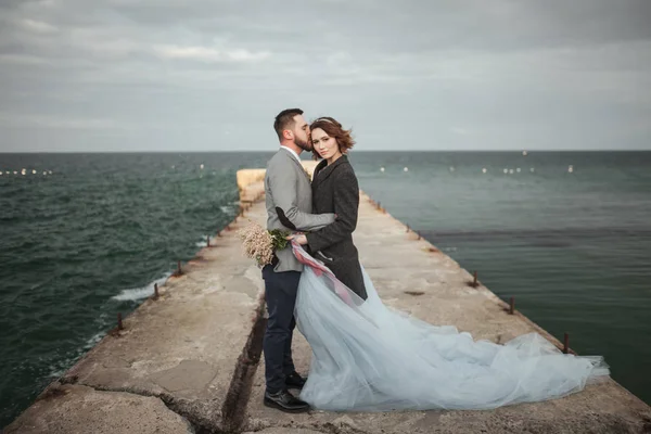 Couple de mariée sur jetée — Photo