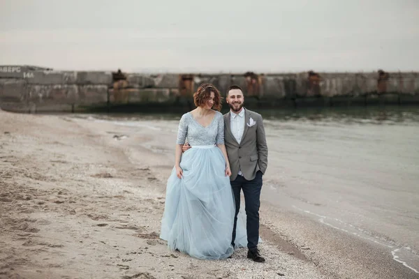 Couple de mariée sur la plage — Photo