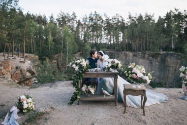 Genç mutlu gelin çift cliff üzerinde