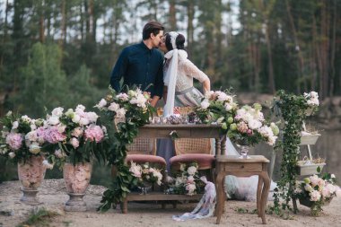 Genç mutlu gelin çift cliff üzerinde