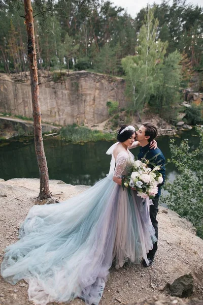 Couple sur la rive du lac rocheux — Photo