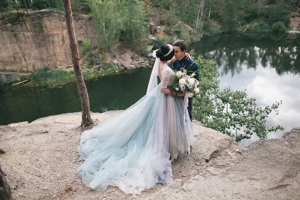 Casal na costa do lago rochoso — Fotografia de Stock