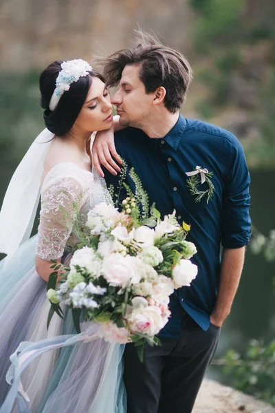 Jeune couple marié heureux sur la falaise — Photo