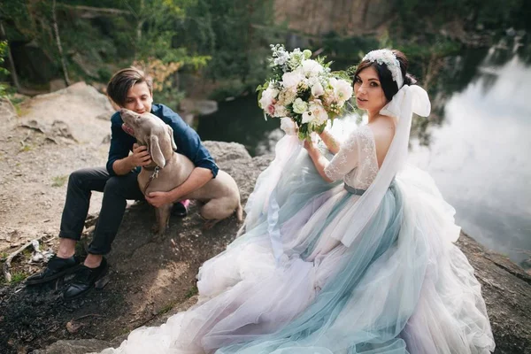 Casal na costa do lago rochoso — Fotografia de Stock