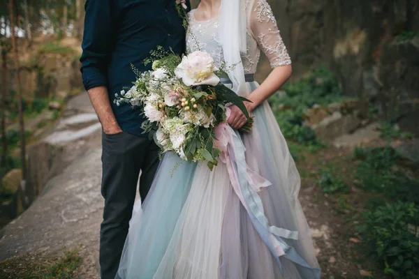Fiatal a boldog pár esküvői sziklán — Stock Fotó
