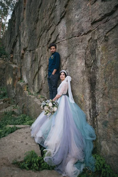 Jovem casal nupcial feliz no penhasco — Fotografia de Stock