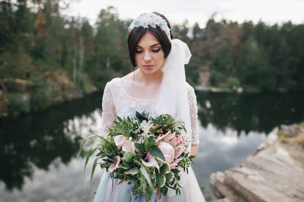 Young beautiful bride — Stock Photo, Image