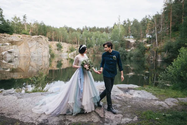 Couple on rocky lake shore — Stock Photo, Image