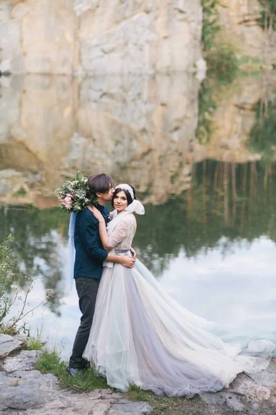 Couple sur la rive du lac rocheux — Photo