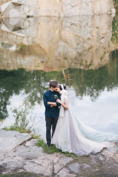 Couple sur la rive du lac rocheux — Photo