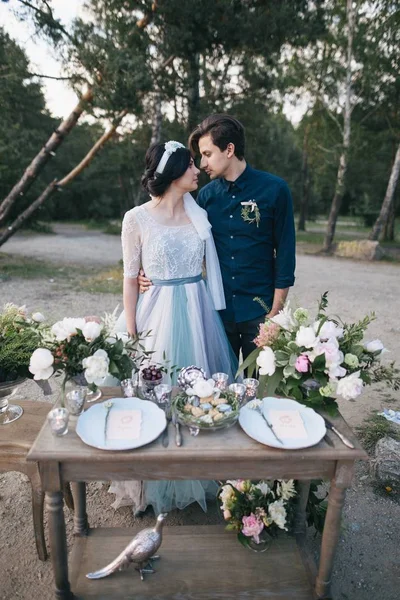 Jovem casal nupcial feliz no penhasco — Fotografia de Stock