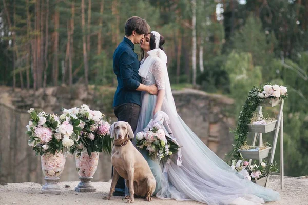 Genç mutlu gelin çift cliff üzerinde