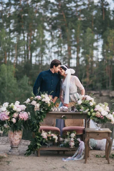 Mladí šťastní novomanželé na útesu — Stock fotografie