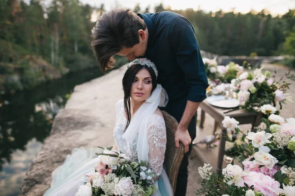 Jeune couple marié heureux sur la falaise — Photo