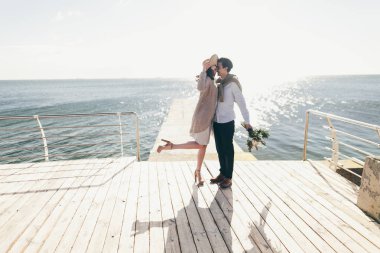 Gelin çift iskele üzerinde