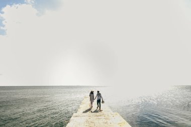 Gelin çift iskele üzerinde