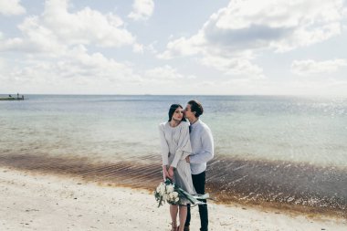 Kum kumsalda genç Çift