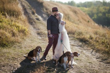 Köpeklerle genç Çift